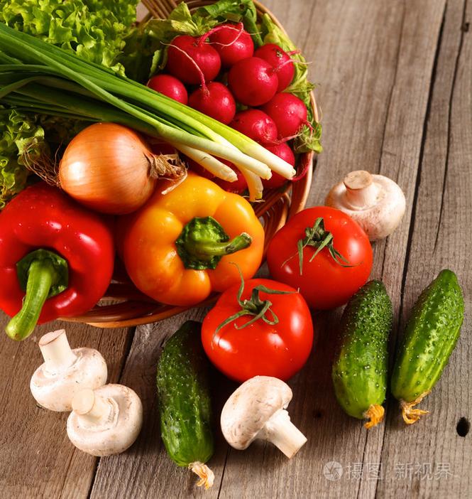 蔬菜在篮子里的新鲜生物蔬菜在自然背景